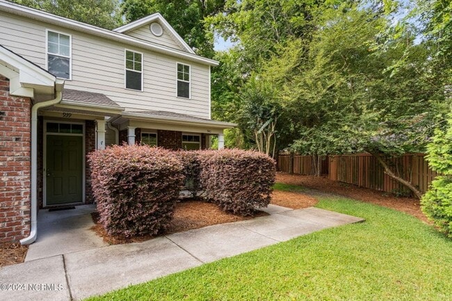 Building Photo - 2 Bedroom 2.5 Bathroom Townhouse in Wilmin...