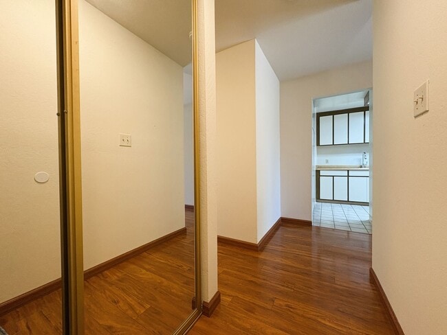 Building Photo - Charming 2BR/2BA Condo Steps from Downtown...