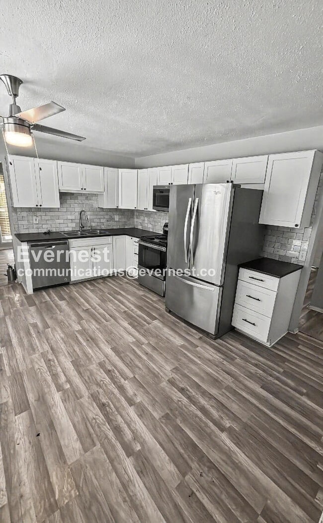 Foto del edificio - 2380 Grassland Dr