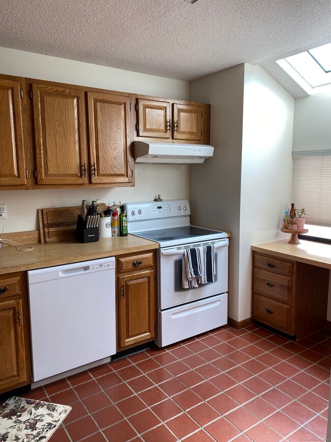 Building Photo - 10 Wiggins Farm Dr