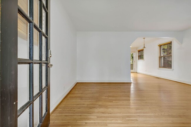 Building Photo - Charming and well-maintained 2-bd 1-bath h...