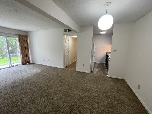 Building Photo - Perfectly located, quiet apartment complex just south of UNC, for graduate / med students - Inclu...