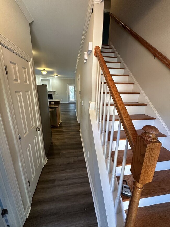 Building Photo - 3 Bedroom 2.5 Bathroom Townhome!
