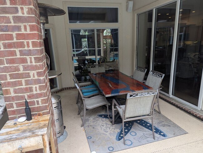 Foto del edificio - Live Exceptionally in an Elegant 4-Bedroom...