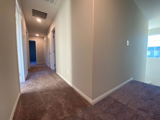 Foto del edificio - 4 BED 2.5 BATH 2 CAR GARAGE,  LARGE CORNER...