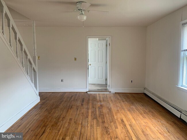 Building Photo - 729 Valley Rd