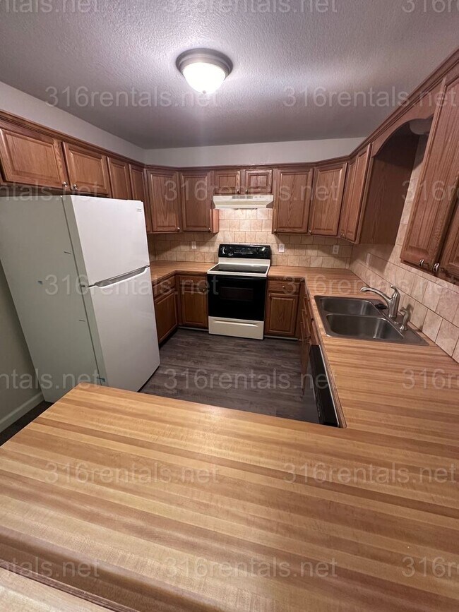 Foto del edificio - $1600 - 4 bed 2 bath - Single Family Home with a large fenced in backyard!