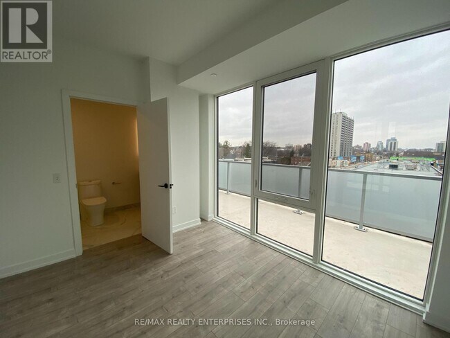 Photo du bâtiment - 215-215 Lakeshore Rd W