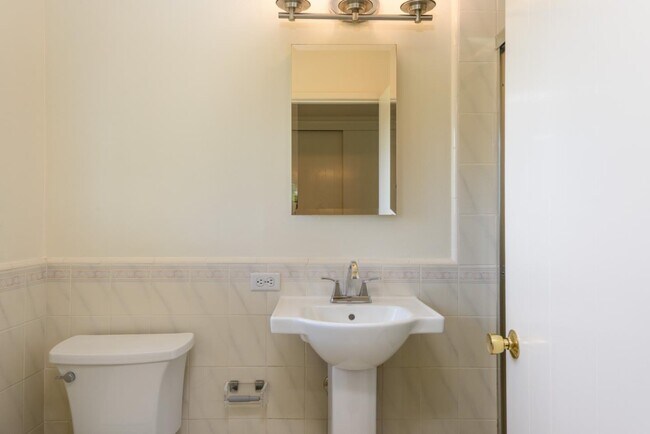 Building Photo - 3045 Trousdale Dr