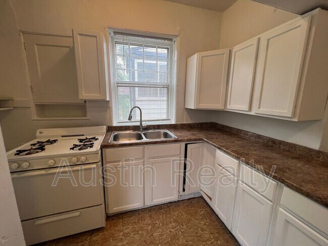 Foto del edificio - 1364 McCausland Ave