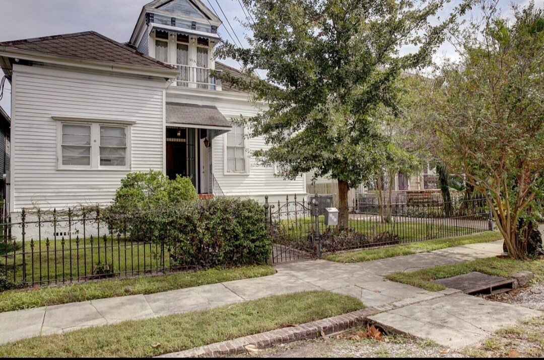 Primary Photo - 821 Bordeaux St