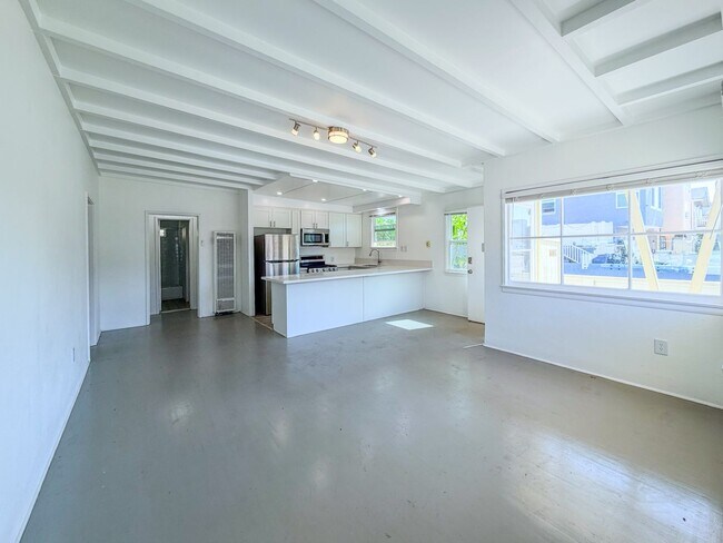 Building Photo - 2 Bed 1 Bath Beach House | Inboard | Silve...