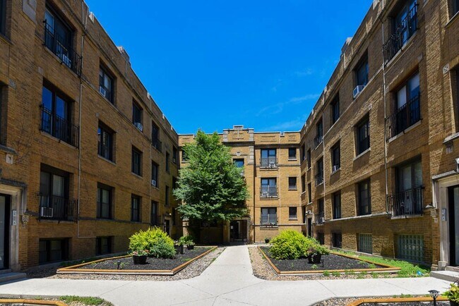Building Photo - 726 W Roscoe St