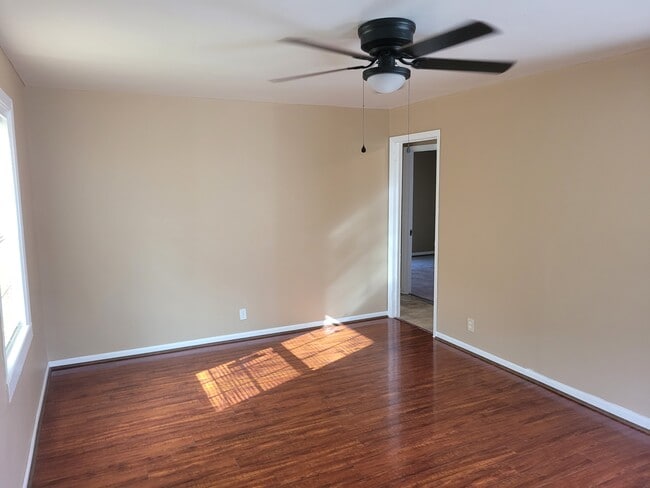 Dormitorio trasero con vistas al exterior. - 115 Thomas Blvd