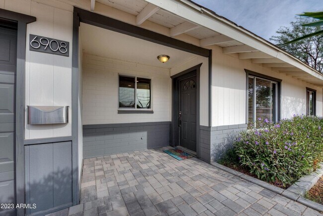 Foto del edificio - 6908 E Edgemont Ave
