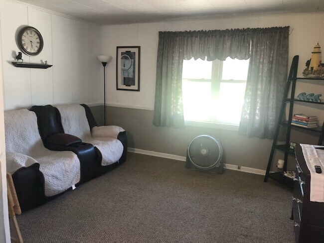 Living room - 17771 Mahoning Ave