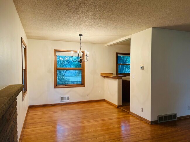 Foto del edificio - 3813 W 60th St