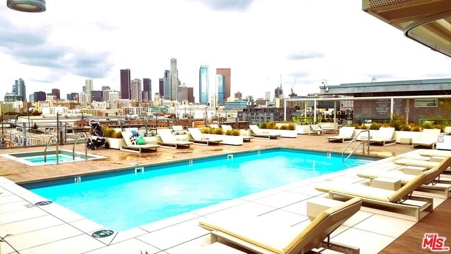 Building Photo - 530 S Hewitt St