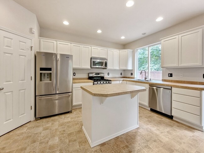 Building Photo - Modern Stylish 4-Bedroom Rental Home
