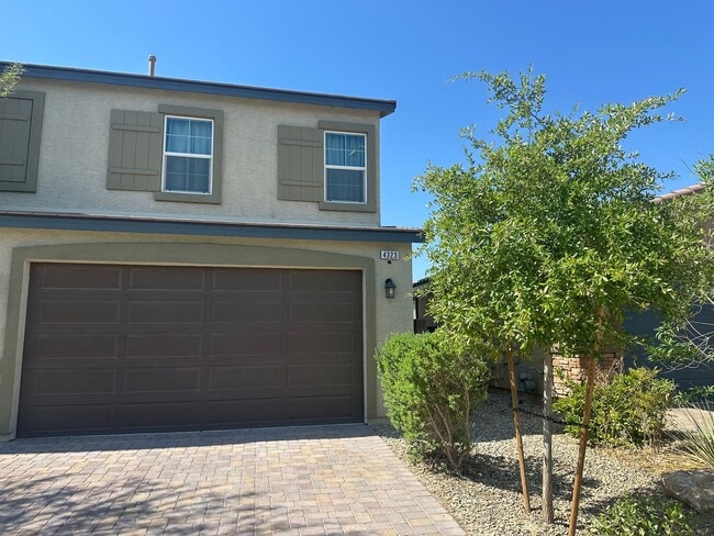 Building Photo - NW!! Solar!!  Gated!!  Bed and bath downst...