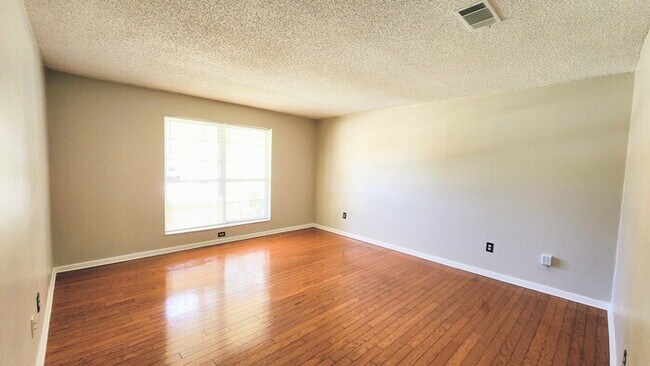 Foto del edificio - Welcome to this charming 3-bedroom, 2-bath...