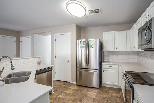 Building Photo - 10952 W Elm St