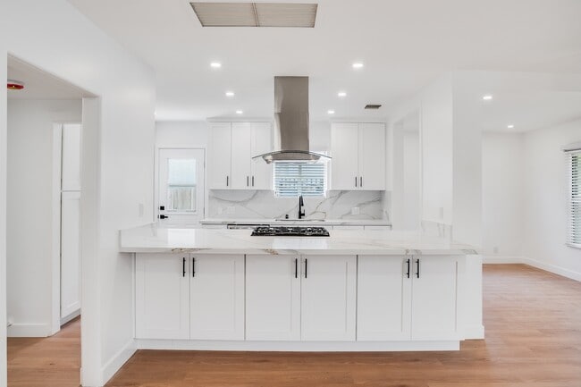 Building Photo - 4444 Cedros Ave