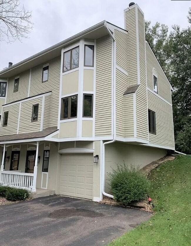 Foto del edificio - Spacious Minnetonka  2-BR Townhome