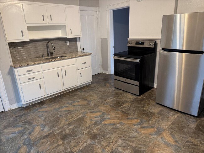 Building Photo - 2 CHARLES APT #2 St