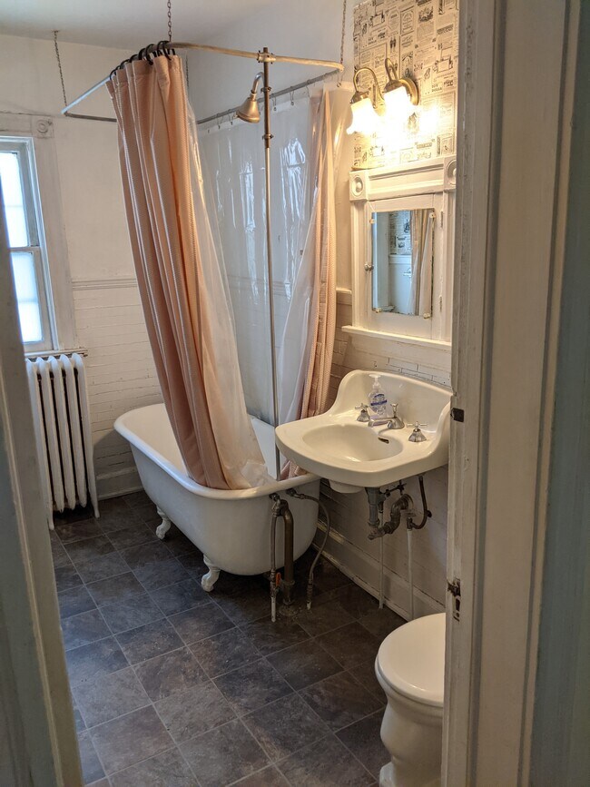 Foto del edificio - 1927 E Newberry Blvd