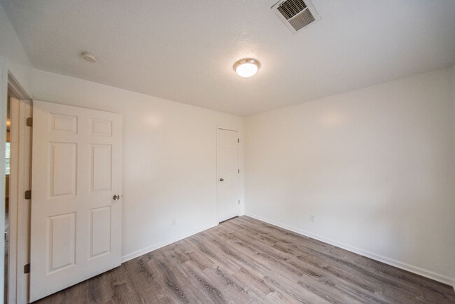 Building Photo - 142 Limerick Dr