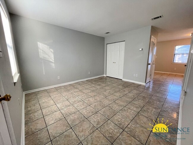 Building Photo - Great End-Unit Townhouse in Fort Walton Beach!
