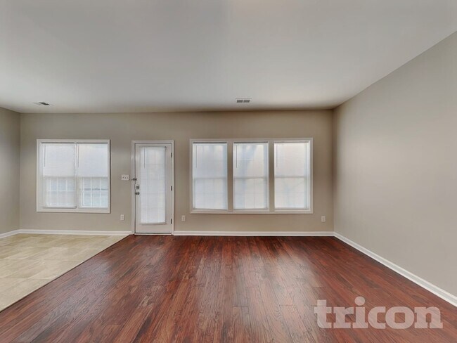 Foto del edificio - 4053 Laurel Glen Dr