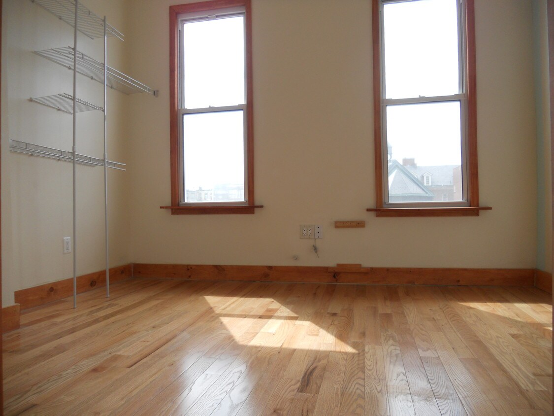 Primary Photo - 251 Evergreen Ave