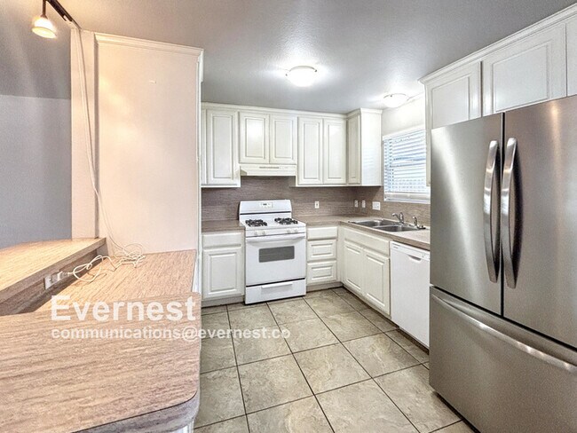 Foto del edificio - 4-Bedroom, 2.5-Bathroom Home in a Convenie...
