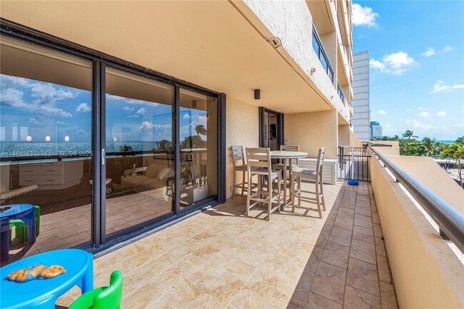 Building Photo - 2555 Collins Ave
