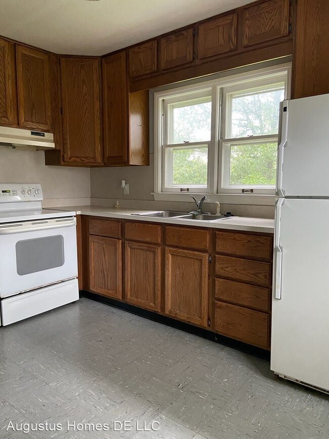 Building Photo - 2 br, 1 bath House - 349 Elm St