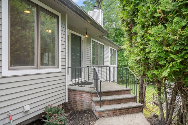 Building Photo - 81 Lakeview Dr