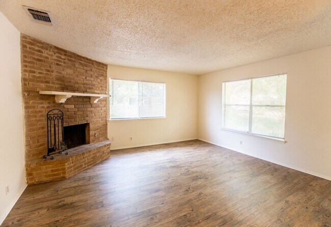 Building Photo - Echo Wind 8028-8030