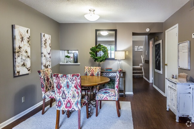 2 BR, 1.5 BA - 1100 SF - Sturbridge