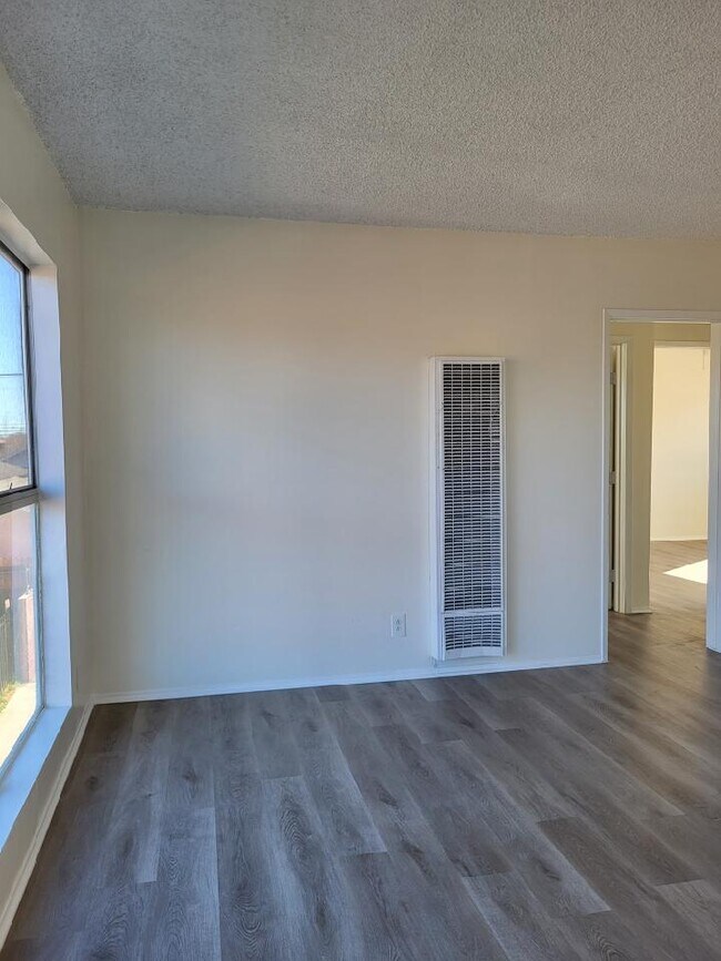 Building Photo - 722 W 56th St