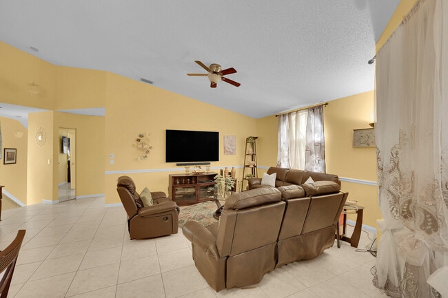 Building Photo - 5379 Verona Dr