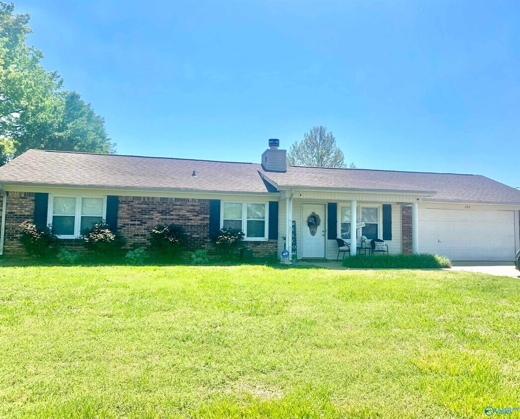 Primary Photo - 202 Callaway Ln