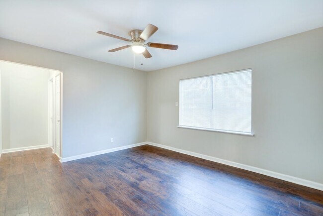 Building Photo - 1121