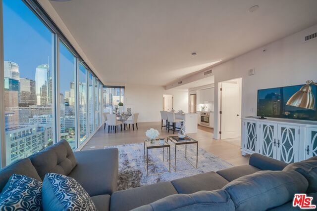 Foto del edificio - 1050 S Grand Ave