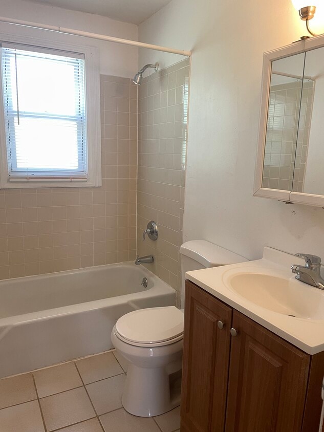 Full bath - 73 Gould Dr