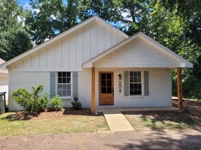 Building Photo - 209 Leigh Lp