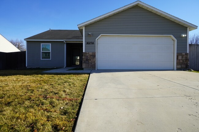 Foto del edificio - 16274 Silver Creek Ave