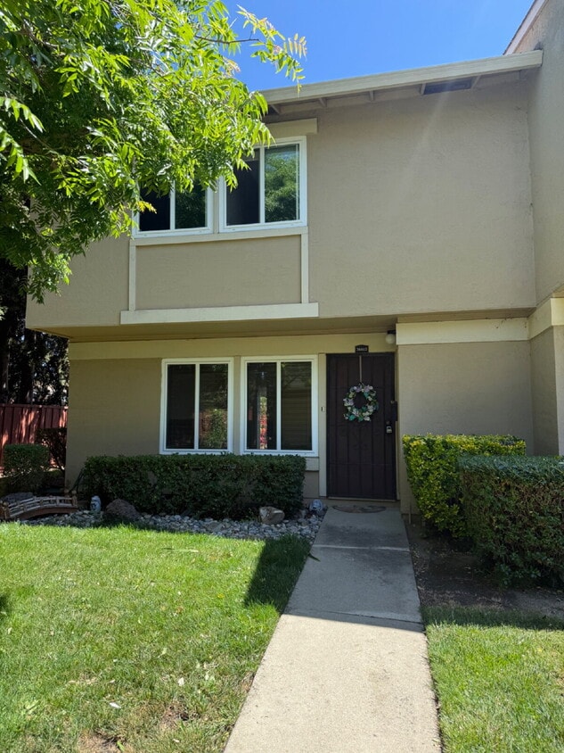 Primary Photo - Charming 3 Bedroom 1.5 Bathroom Condo in F...