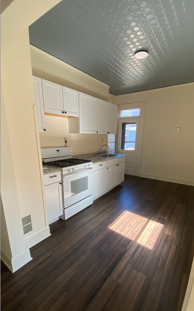 Kitchen - 1708 N Farwell Ave